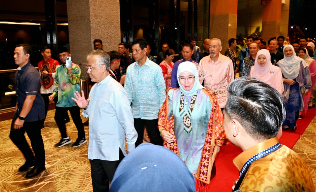 Agong Terhibur Orang Sabah Panggil Pakcik Agong Datin Permaisuri