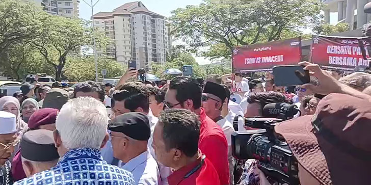 Muhyiddin Tiba Di Ibu Pejabat SPRM, Ratusan Penyokong PN Hadir Beri ...