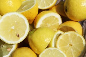 Close up photo of a bowl of lemons